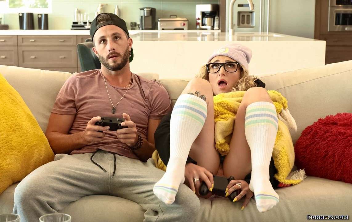 HotGirlsGame – Susie Stellar Gamer Girl Suprise