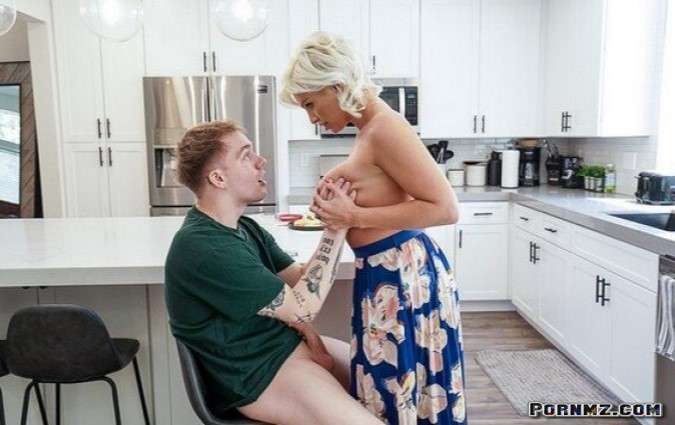 MomDrips – Charli Phoenix Stepsons Viral Dick