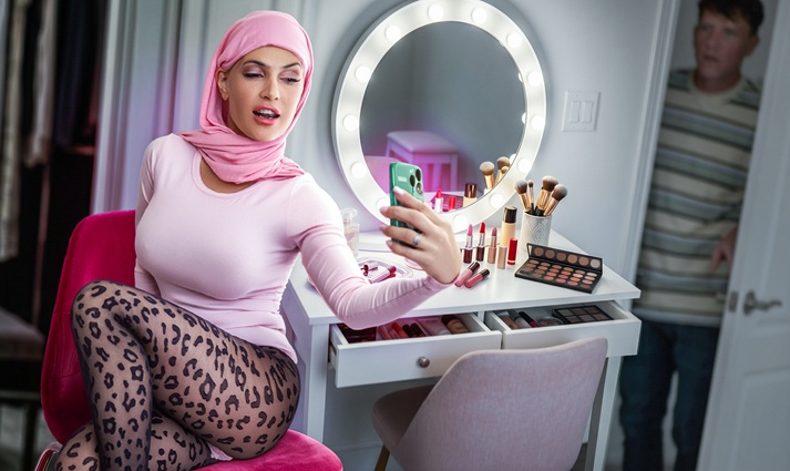 HijabMylfs Krystal Sparks – Anniversary Surprise Not-So-Shy Hijab Wife Spitroasted